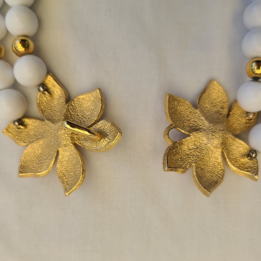 White & gold bead necklace with 2 peach enamel flowers with gold colored backing - Picture 6 of 9